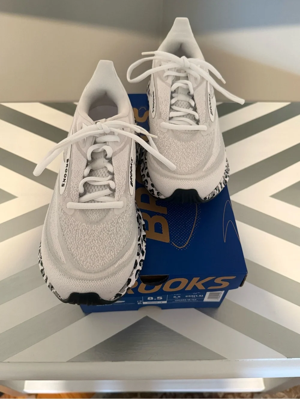 Women’s Revel 9 Brooks Sneakers with Leopard-Print midsole Trim Size 8.5